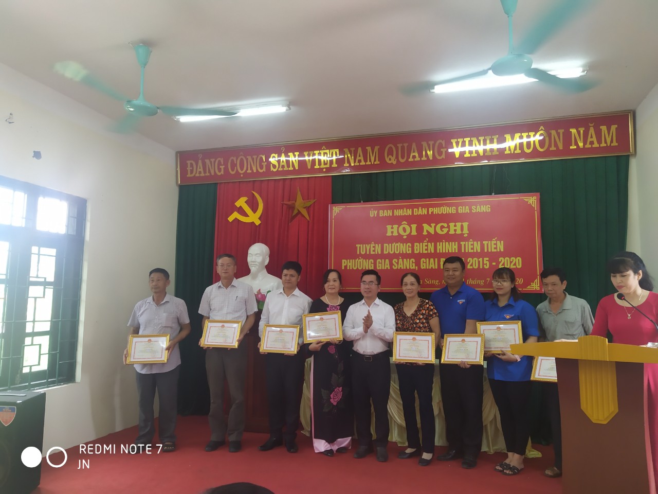 Đ/c Nguyễn Tùng Lâm, Chủ tịch UBND phường tặng Giấy khen cho các tập thể, cá nhân điển hình tiên tiến giai đoạn 2015 - 2020